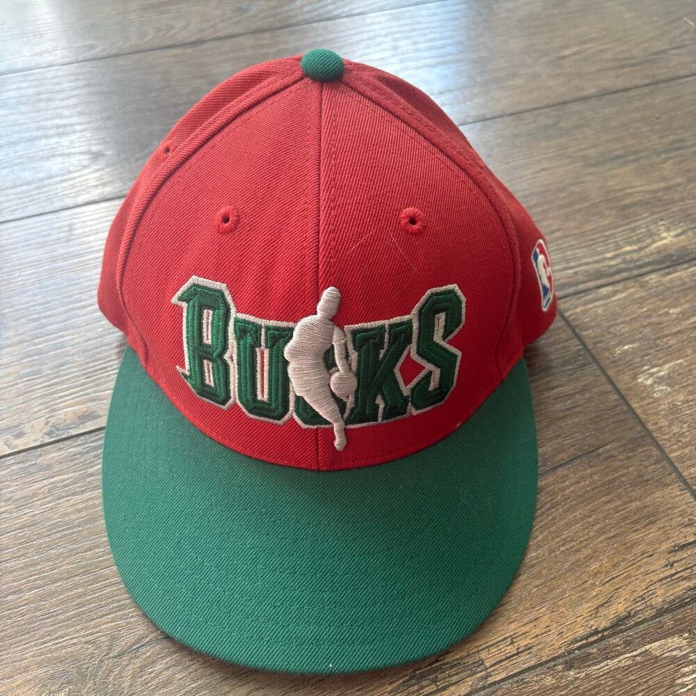 Bucks ADIDAS Red Green Basketball NBA 2 Tone Hat Milwaukee Snapback OS